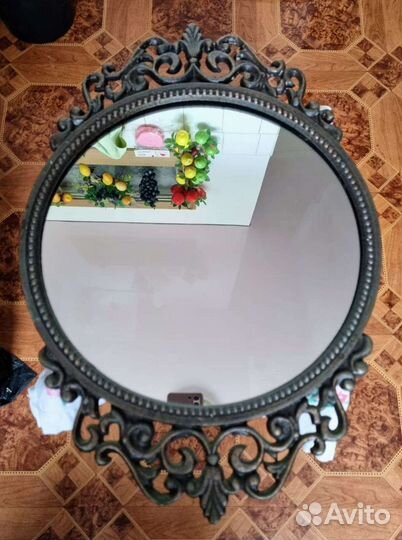 Зеркало настенное круглое в рамке бу