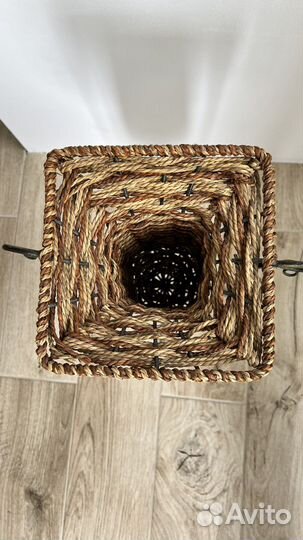 Плетеный вазон с вензелями