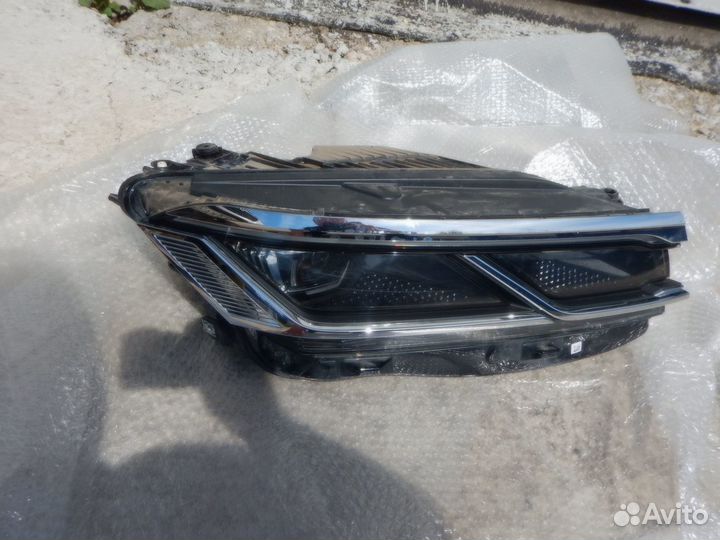 Фара правая Volkswagen Touareg 3
