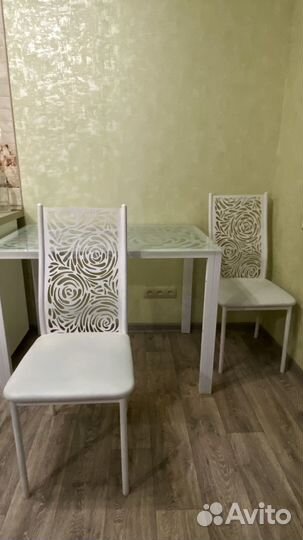 Кухонный стол и стулья