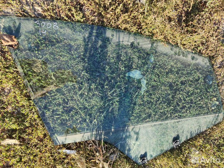 Peugeot 3008 стекло двери передней правой