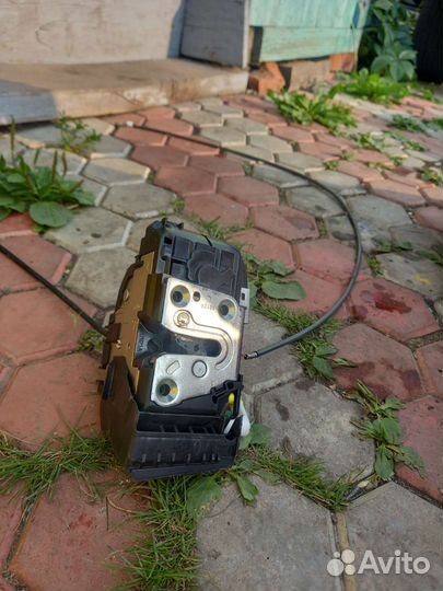 Замок левой передней двери Nissan Juke 2012