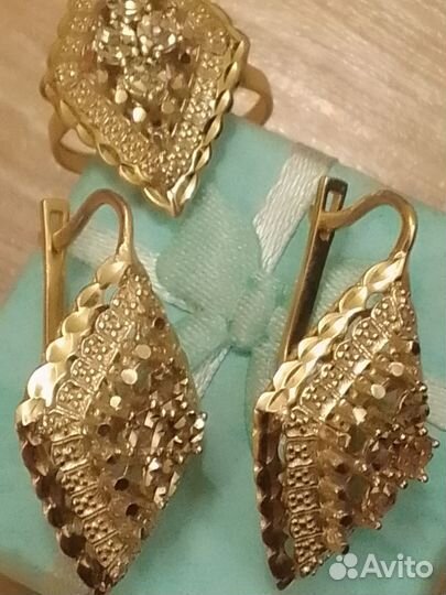 Золотые серьги и кольцо с бриллиантами