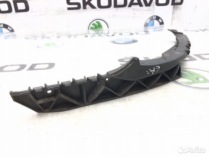 Направляющая бампера передняя правая Skoda Octavia