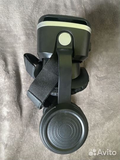 Очки виртуальной реальности с джойстиками