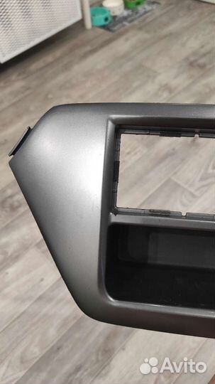 Рамка с полкой и магнитола с держателем kia rio 3