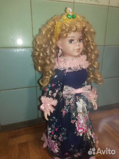 Кукла фарфоровая