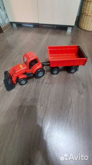 Трактор с ковшом и прицепом 