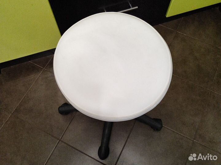 Стул мастера на колесах