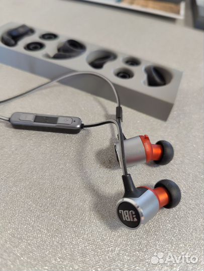 Беспроводные наушники JBL