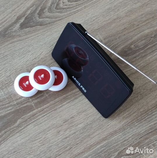 Кнпока вызова персонала и табло отображения вызова