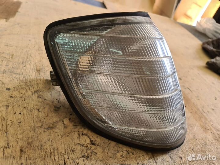 Передний правый поворотник Mercedes W140