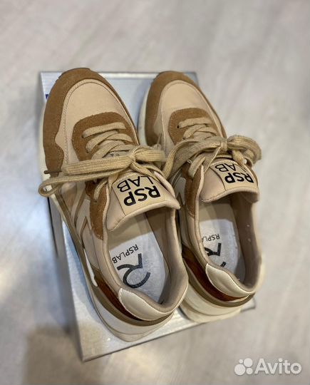 Кроссовки женские