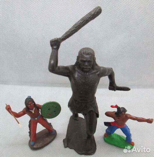 Фигурки индейцев, неандертальца, американцев