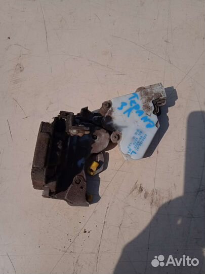 Замок двери задний левый Nissan Terrano 2 Ниссан