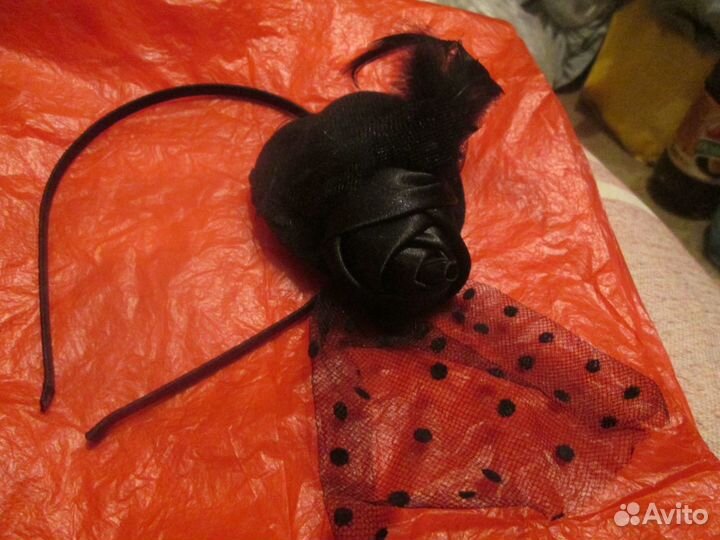 Ободок для волос с черной шляпкой