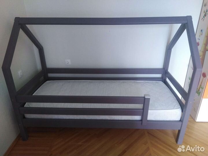 Детская кроватка домик