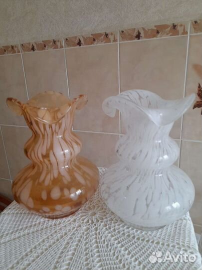 Винтаж.Вазы для цветов,гутное стекло