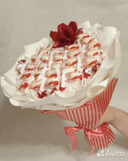 Букет с конфетами рафаелло,подарок на 8 марта