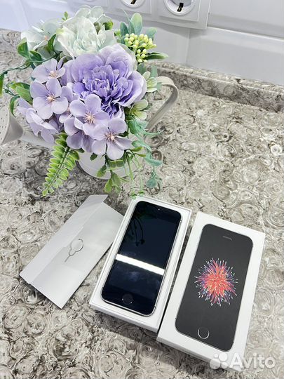 Продам iPhone SE 16 Gb