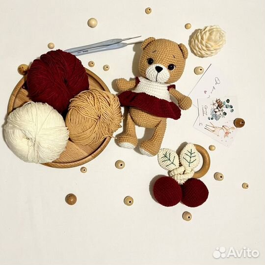 Вязанная игрушка мишка и погремушка вишенки