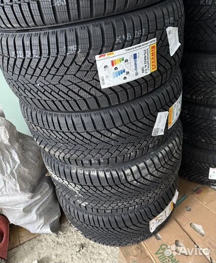 Pirelli Scorpion Winter 2 275/40 R22 и 315/35 R22