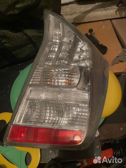 Стоп сигнал toyota prius 30