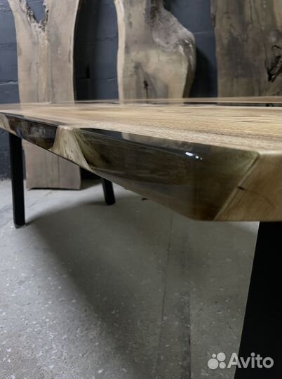 Стол из эпоксидной смолы и слэба