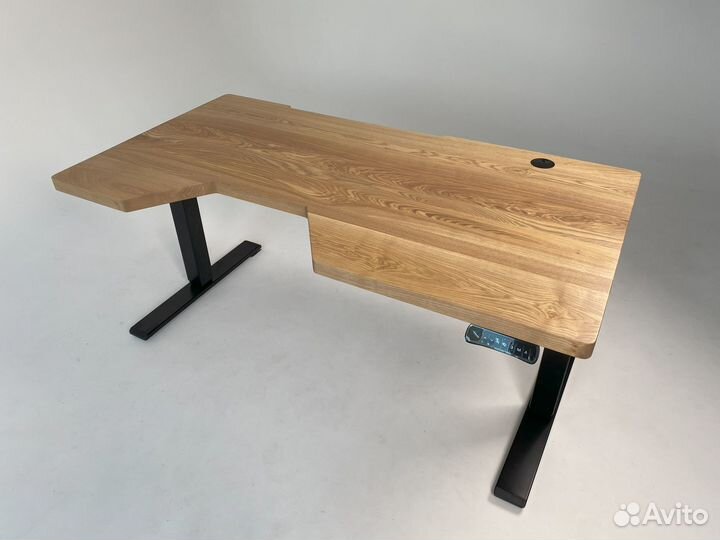 Компьютерный стол из дерева с регулируемой высотой