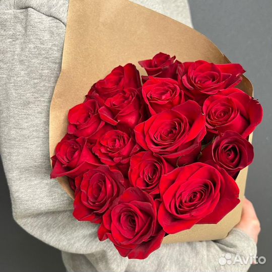 Букет из 15 красных роз Фридом 50см