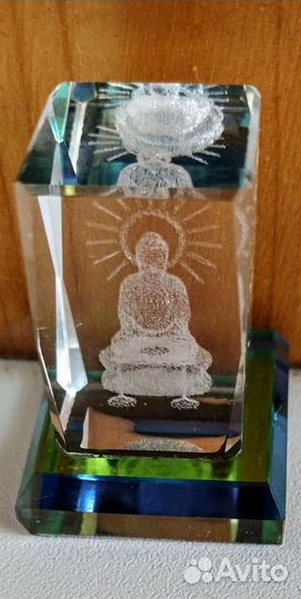 Фигурка Будды в призме