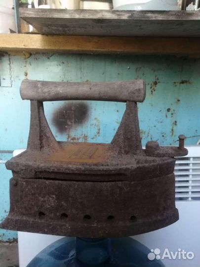 Старинный утюг на углях