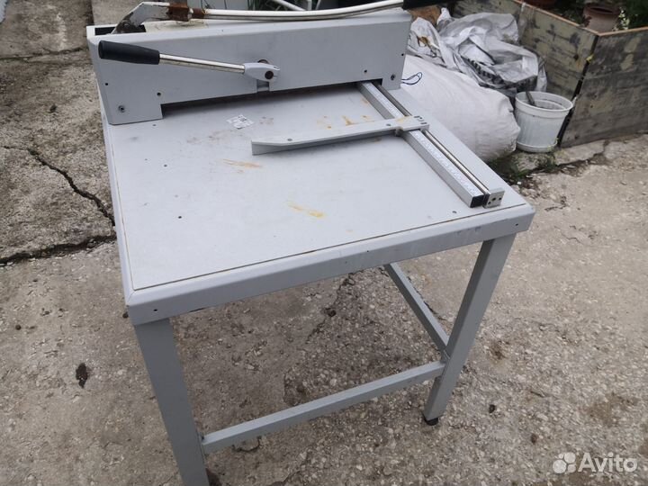 Резак для бумаги гильотинный