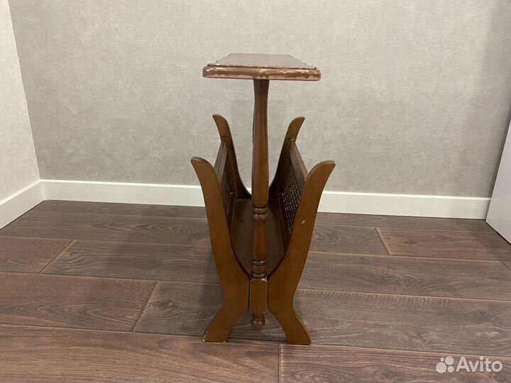 Итальянская газетчица из натурального дерева