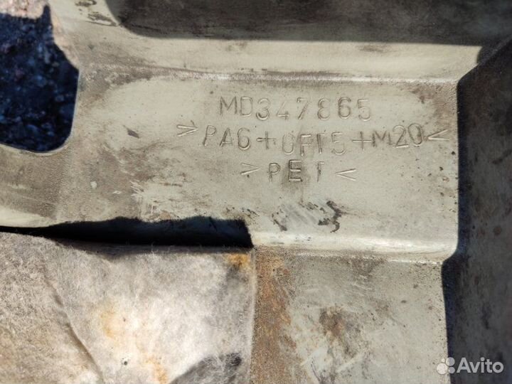 Декоративная крышка двигателя Mitsubishi Carisma