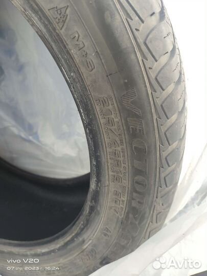 Goodyear Vector 4Seasons 215/45 R16