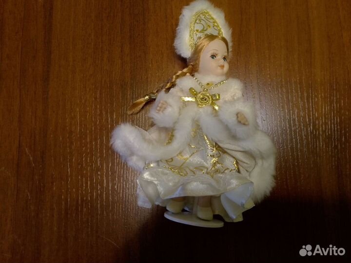 Кукла фарфоровая