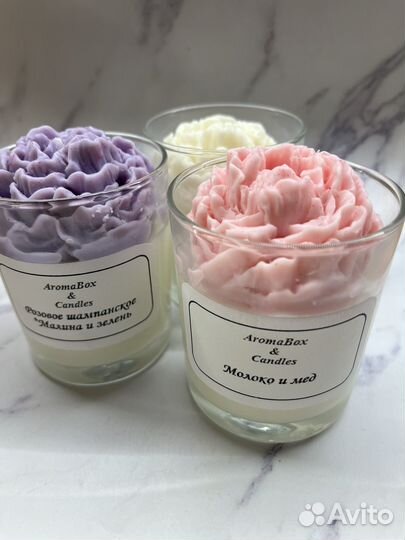 Свеча в стакане с цветком пион