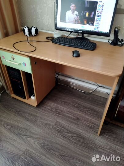 Письменный стол с навесным шкафом