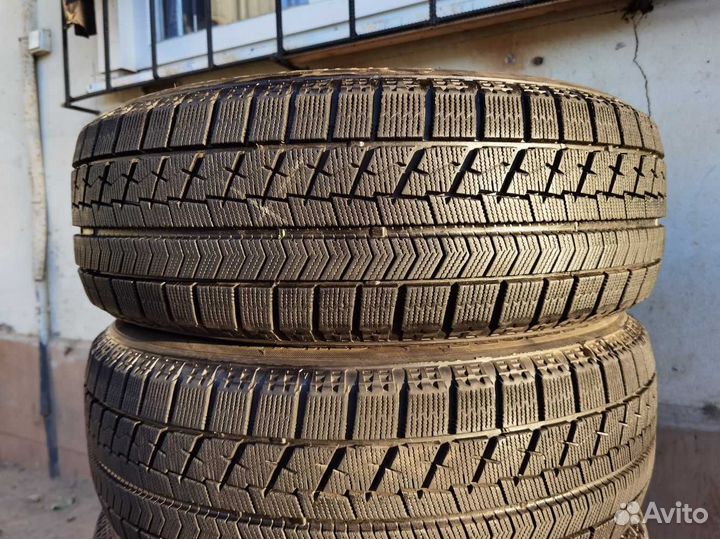 Bridgestone Blizzak VRX 215/60 R17 99S