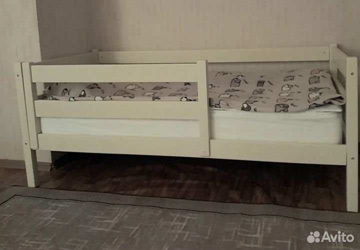 Детская деревянная кроватка с матрацом