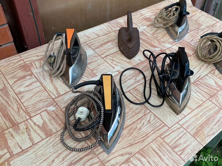 Коллекция винтажных утюгов времен СССР