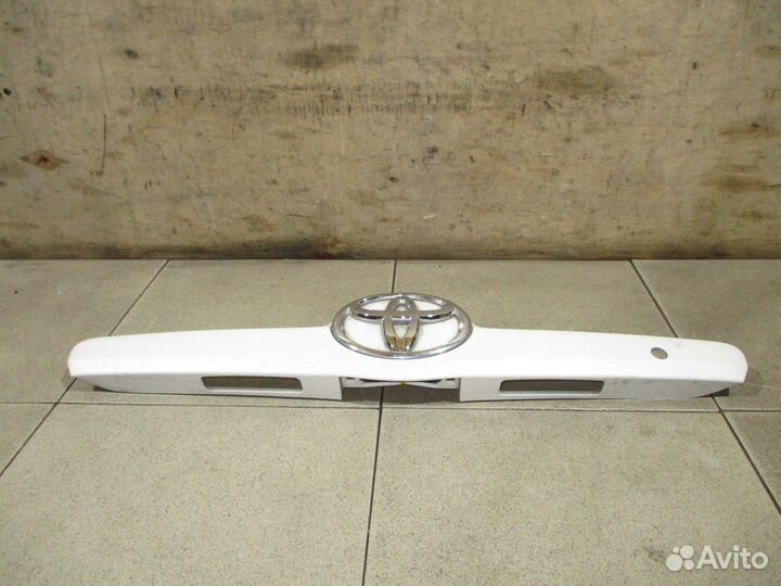 Накладка крышки багажника Toyota Camry 40