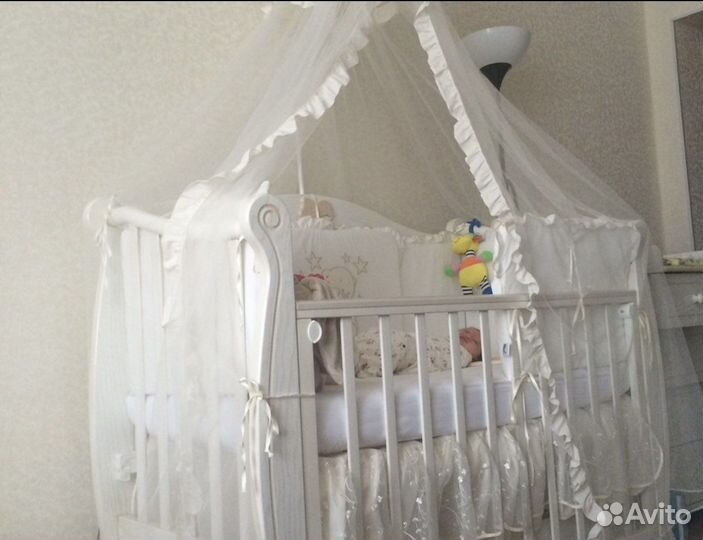 Детская кроватка с маятником