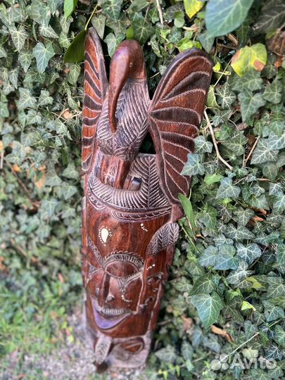 Маска из красного дерева интерьерная