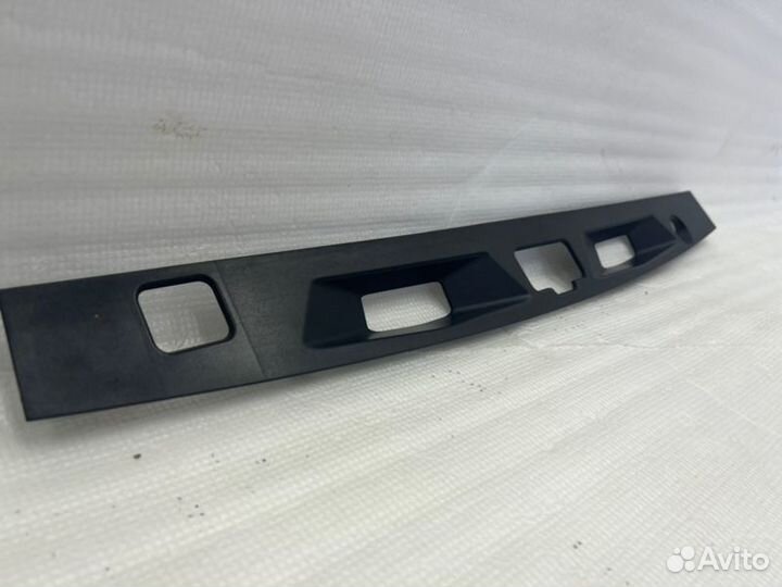 Накладка крышки багажника Toyota Camry V70/V75