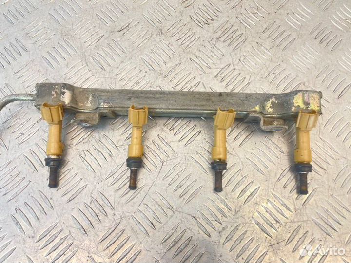 Топливная рейка с форсунками Toyota Corolla