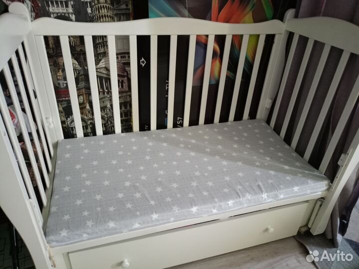 Детская кроватка с маятником и ящиком