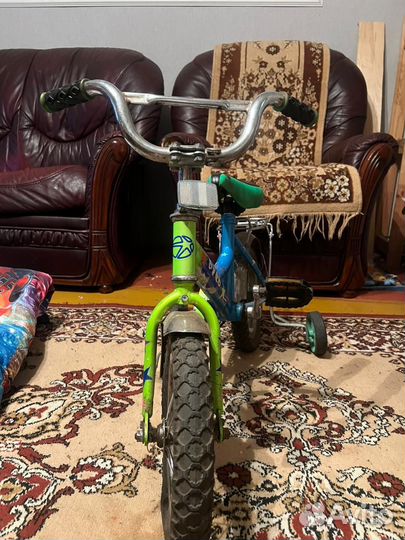 Детский велосипед с колесиками по бокам