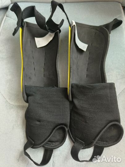 Футбольные щитки Demix DS 70